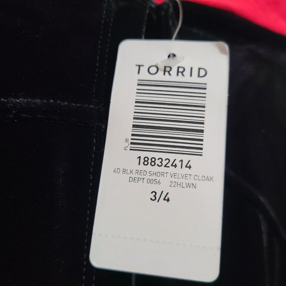Torrid Short Velvet Hooded Cloak Halloween Plus Size 3X/4X Black Red - Picture 4 of 7